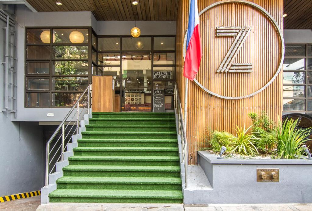 马尼拉Z旅舍的楼梯通往带国旗的建筑
