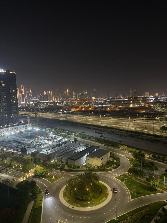 迪拜One Park Avenue CITY VIEW 3 BEDROOMS HOILDAY HOME NEAR DUBAI MALL的城市夜间交通景观