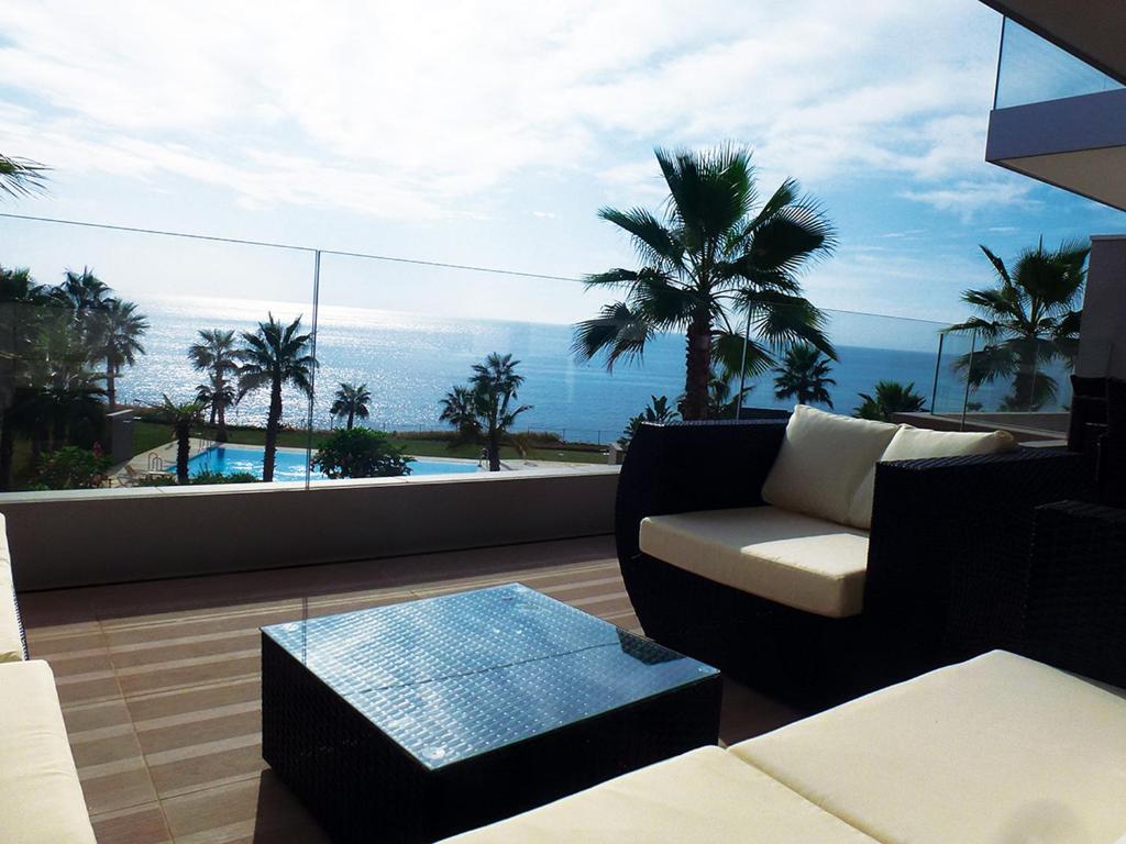 EsteponaHorizon Beach Apartment的带沙发的客厅,享有海景