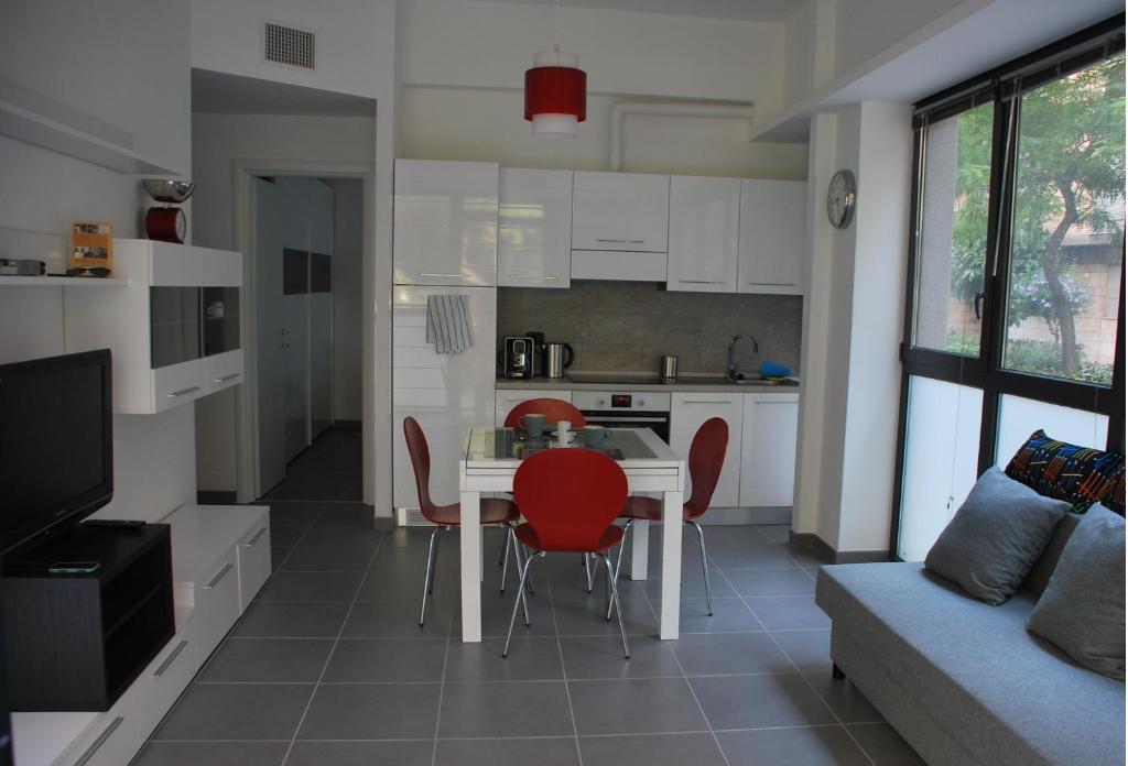 罗马La Casita Holiday House的一间厨房,里面配有桌子和红色椅子