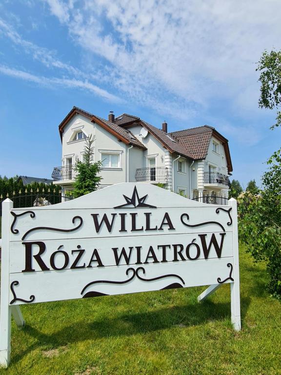 济夫努夫WILLA RÓŻA WIATRÓW的房屋前草上的标志