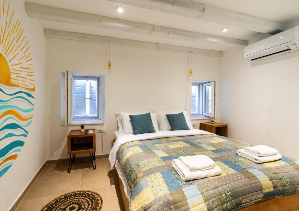 维斯House Malena - Rooms的一间卧室配有一张床,上面有两条毛巾