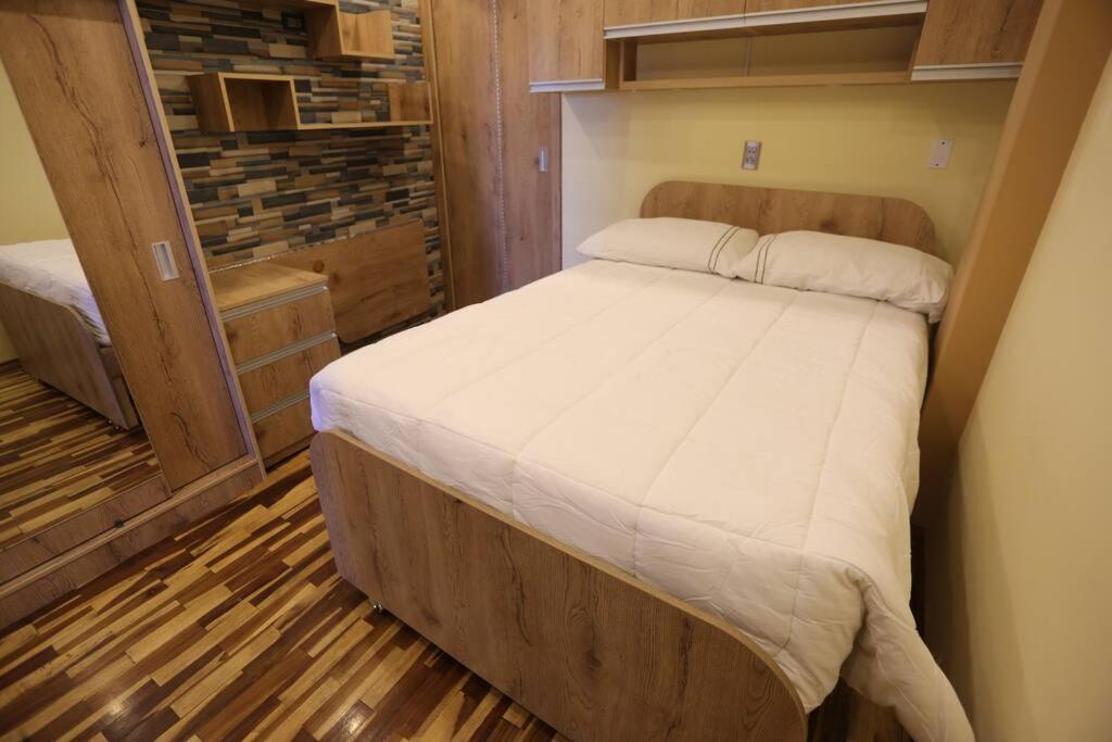 普诺Mini Departamento - Apu Cancharani的一间卧室,卧室内配有一张大床