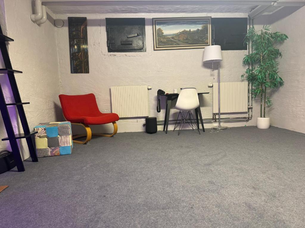 Nice guest room apartment within walking distance to Kalmar central station的休息区