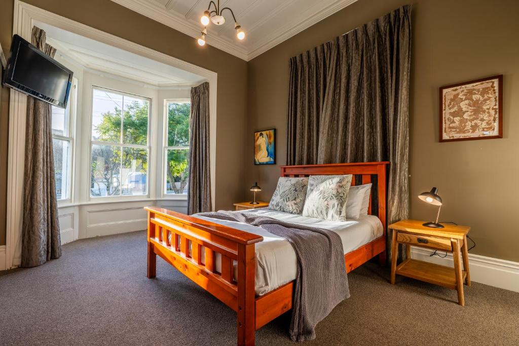科罗曼德镇Tasman Holiday Parks - Coromandel的一间卧室设有一张床和一个窗口