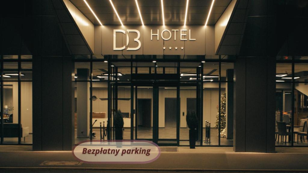 弗罗茨瓦夫DB Hotel Wrocław的带有可读取停车场标志的建筑