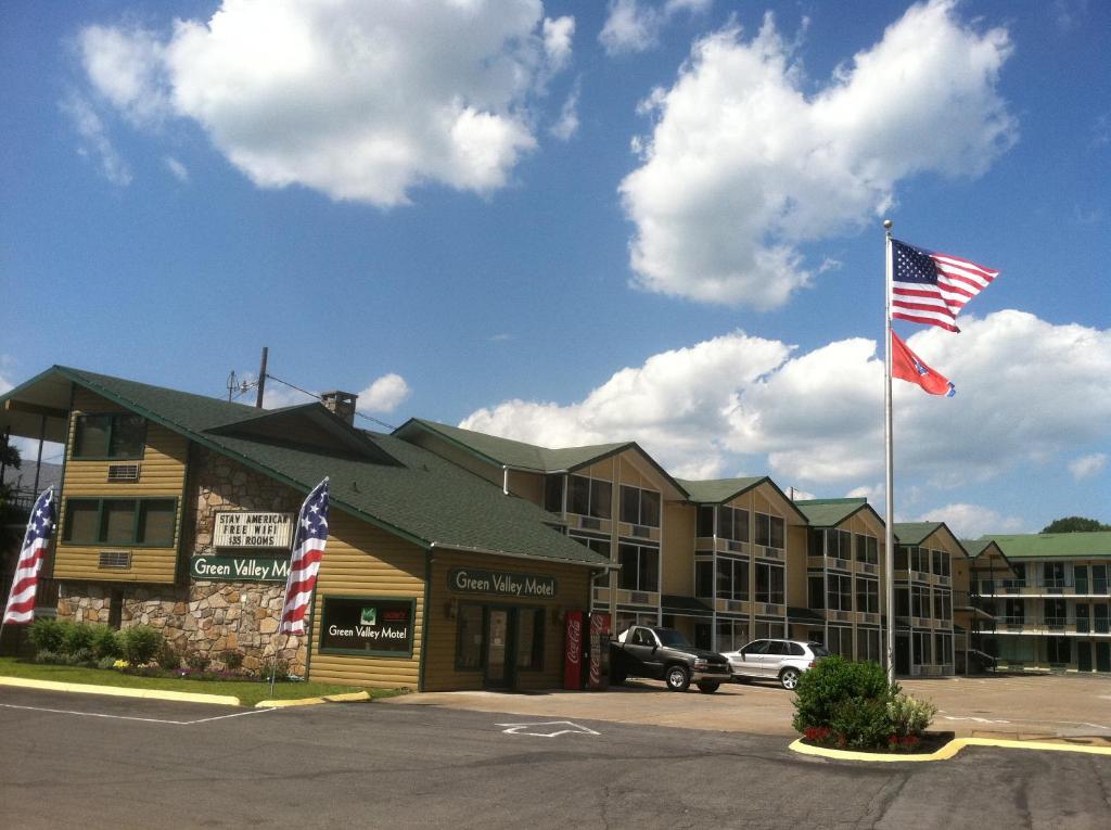 鸽子谷格林瓦利汽车旅馆的两面美国国旗在旅馆前飞