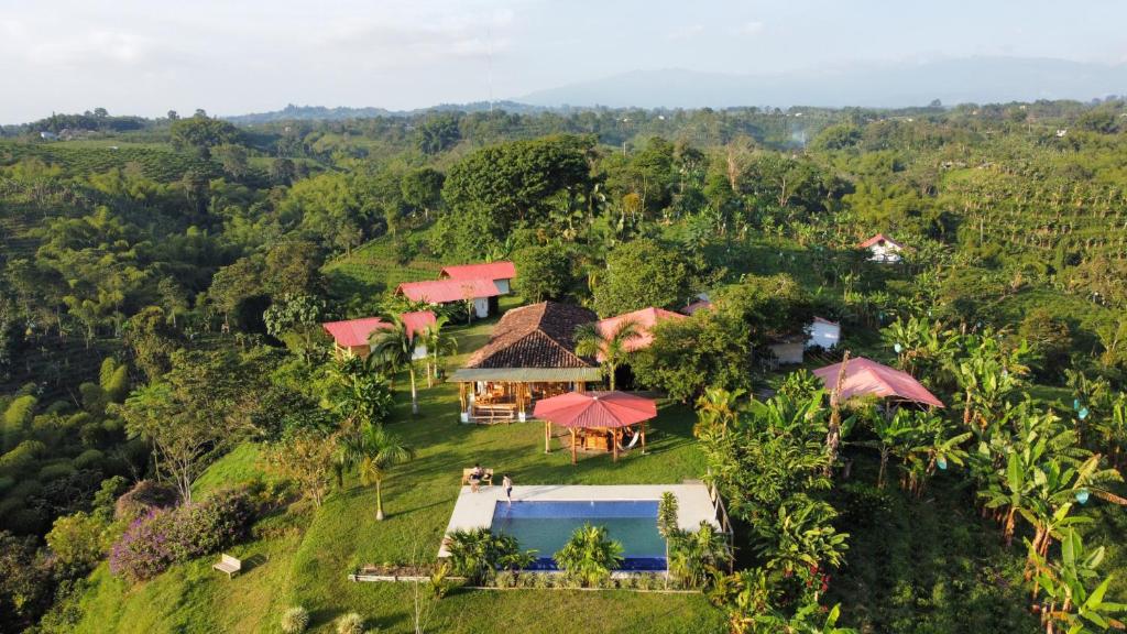 菲兰迪亚Tukawa Hotel的山丘上度假村的空中景观