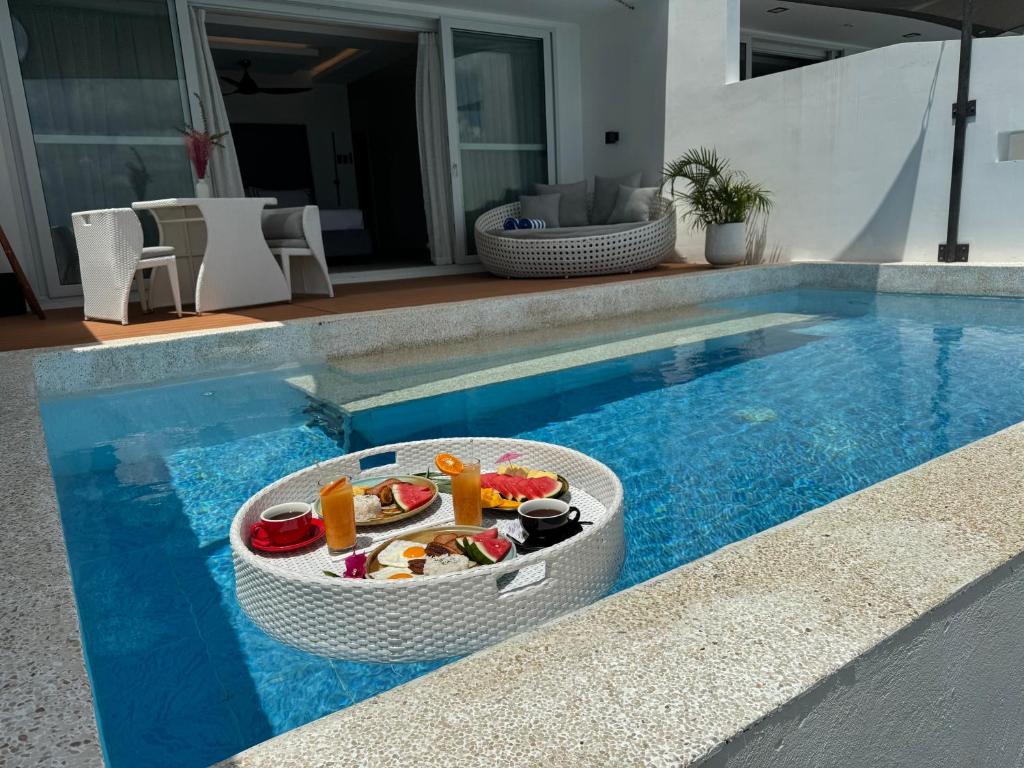 Epic Suites Bohol ADULTS ONLY内部或周边的泳池