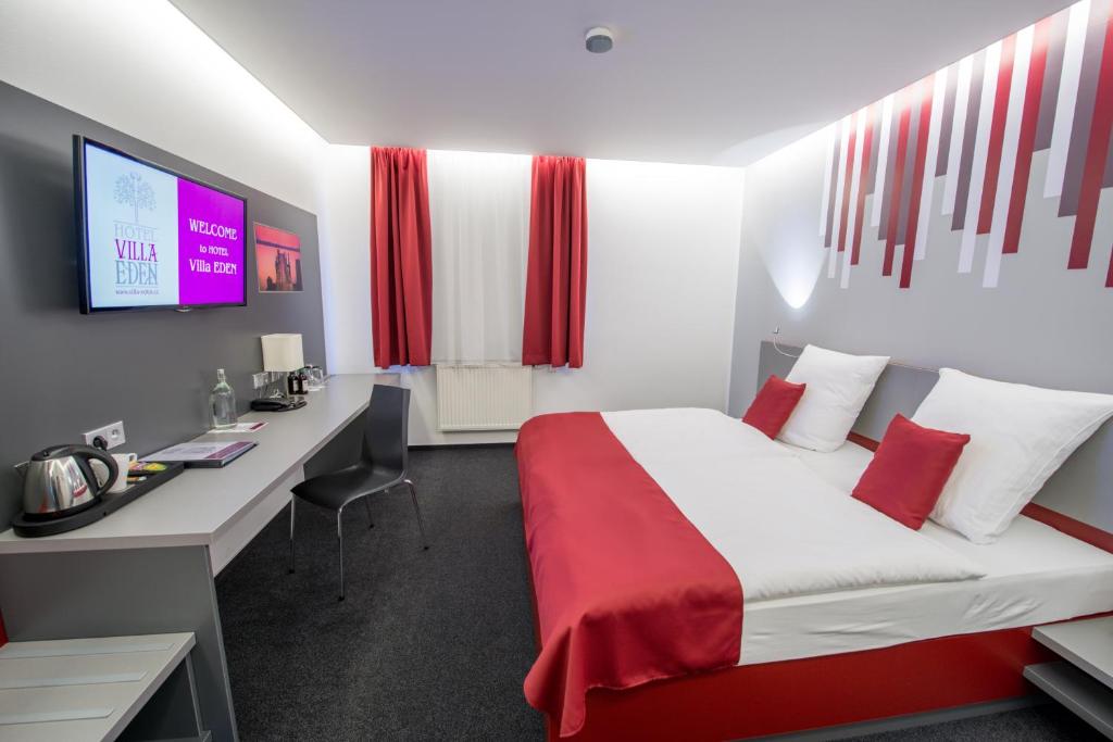 伊赫拉瓦伊甸园别墅酒店的酒店客房设有一张床、一张书桌和一台电视机。