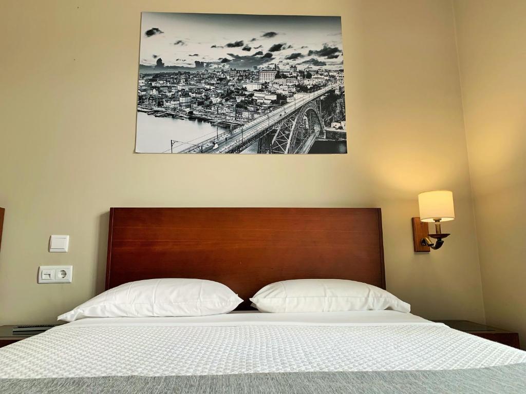 马亚美洲狮旅馆的卧室配有一张挂在墙上的床铺