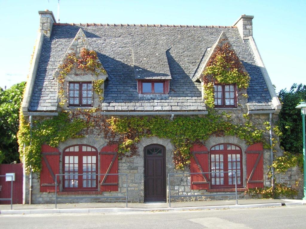 勒孔凯Chambre d'hôtes La Maison du Neuilly的红门的房子,常春藤