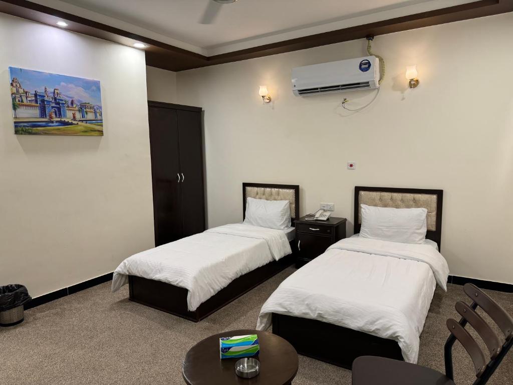 SAFIR BAGHDAD HoTEL客房内的一张或多张床位