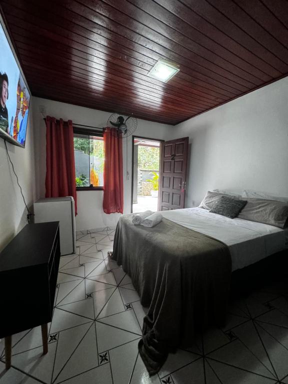 阿布拉奥BLUE DOOR BRASIL的一间卧室设有一张木天花板床。