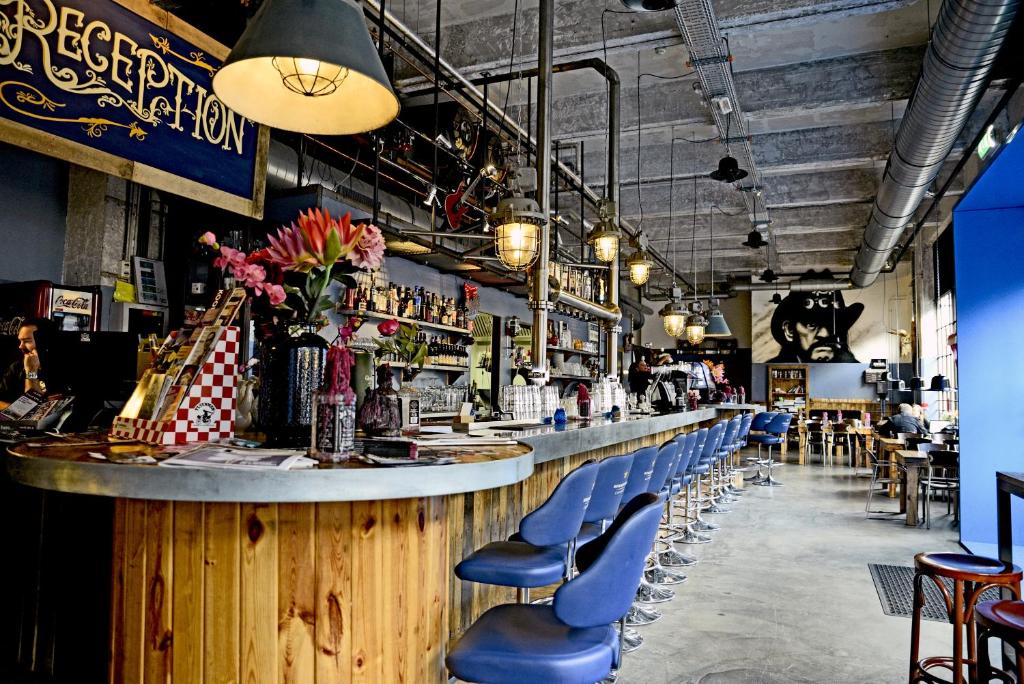 埃因霍温Stayokay Hostel Eindhoven - Blue Collar的餐厅内带蓝色椅子的酒吧