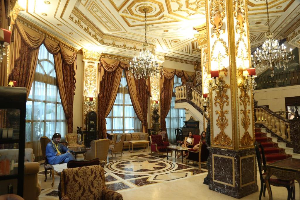 贝鲁特Serenada Golden Palace - Boutique Hotel的一间客厅,里面设有大型的金色房间,