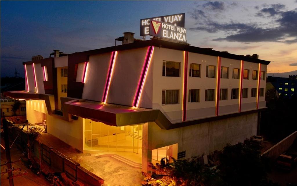哥印拜陀Hotel Vijay Elanza的上面有标志的建筑