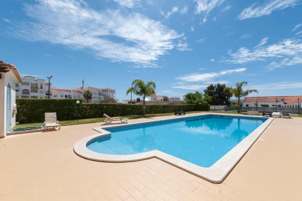 阿尔布费拉Albufeira Appartement avec piscine的一座位于天空庭院的游泳池