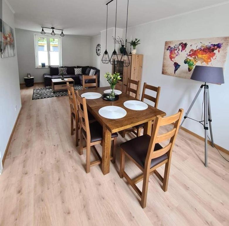 贝尔恩卡斯特尔-库斯Ferienhaus Birute的用餐室以及带桌椅的起居室。