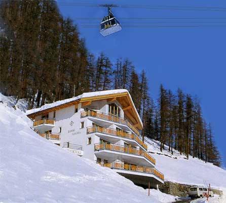 萨姆瑙恩奥罗拉加尔尼酒店的雪覆盖的山上的滑雪小屋,设有滑雪缆车