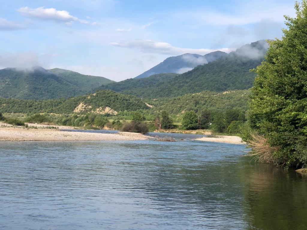 吉诺卡斯特Camping Shtepez的享有山脉背景的河流美景