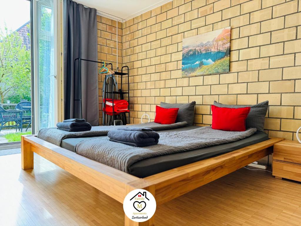 Kappel bei OltenFamily M Apartments 1的一张床上的红色枕头