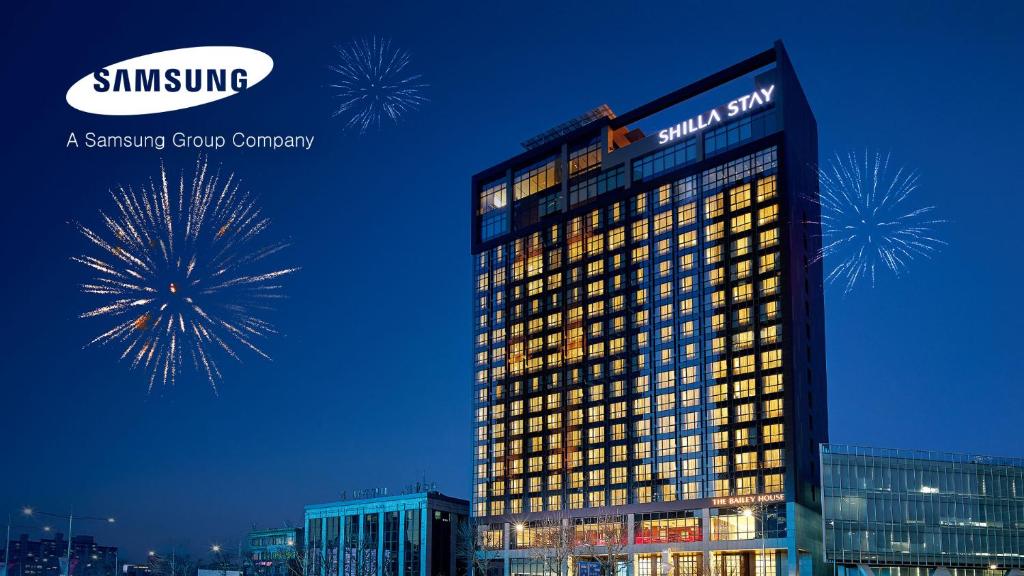 天安市Shilla Stay Cheonan - Samsung Display City的天空中一座高大的烟花建筑