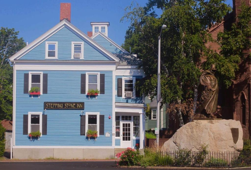 塞伦踏脚石旅馆的蓝色的房子,前面有雕像