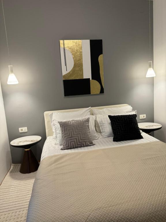 普拉Leone apartments with free parking的一间卧室配有一张大床和两张桌子