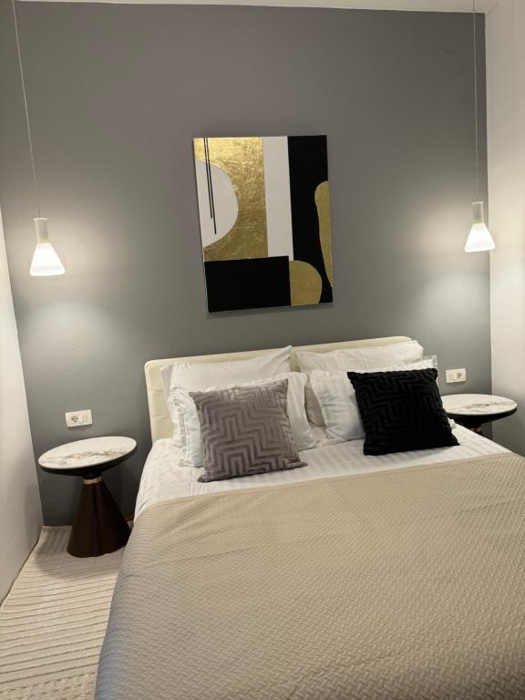 普拉Leone apartments with free parking的一间卧室配有一张大床和两张桌子