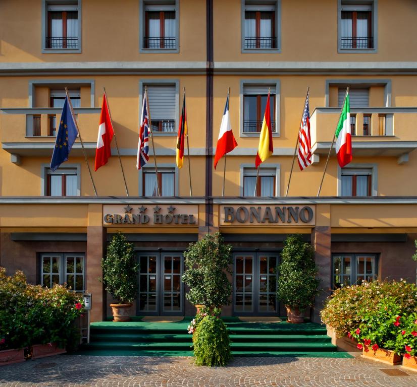 比萨布拉诺大酒店的前面有旗帜的酒店
