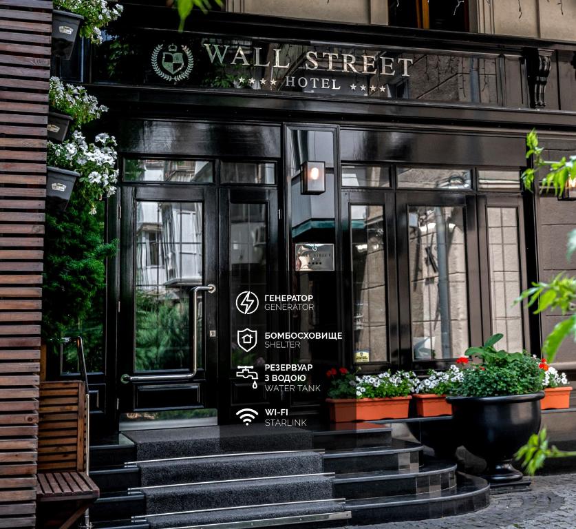 敖德萨Wall Street - Maestro的酒店前方设有楼梯的建筑