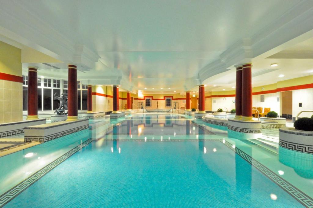 戈尔韦阿迪兰豪斯酒店的大型建筑中的大型游泳池
