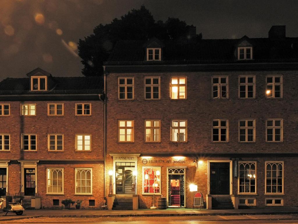 汉堡汉西汀女性酒店 - 仅限女性的一座大型砖砌建筑,晚上有灯