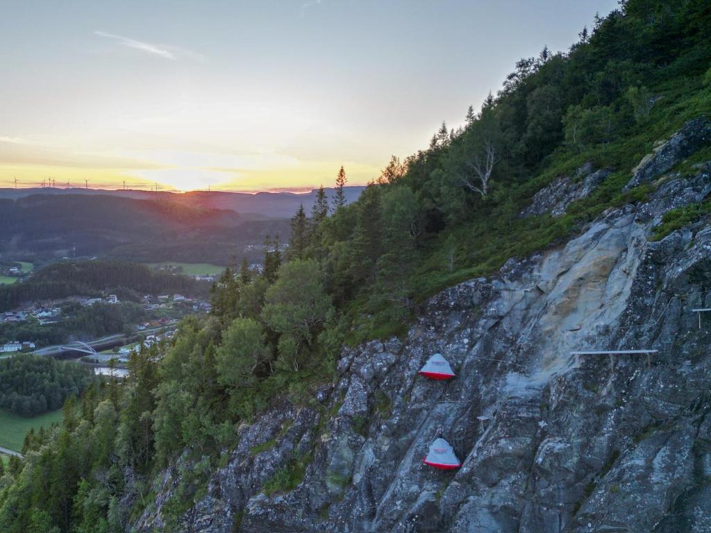 Å i ÅfjordFosen Skysleeping的山上的两顶红白帐篷