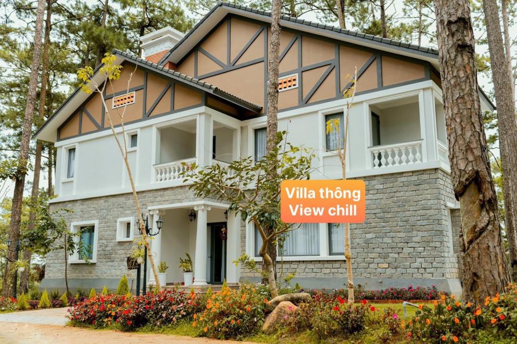 阿普春安Villa Hồ Tuyền Lâm Đà Lạt View Rừng Thông Đà Lạt的前面有标志的房子