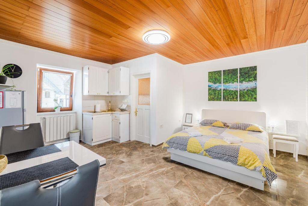 博维茨Apartmaji Mausi的一间卧室设有一张床和木制天花板