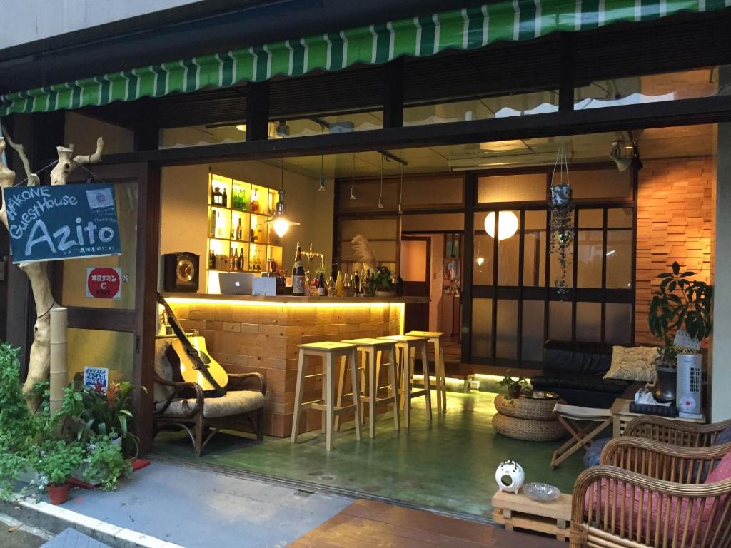 箱根隐居旅馆的餐厅设有酒吧,配有桌椅