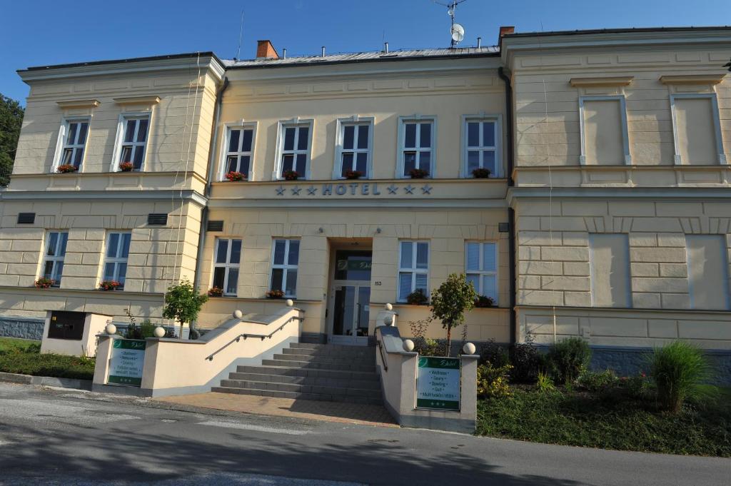Petrovice u Karviné达克尔酒店的前面有楼梯的建筑