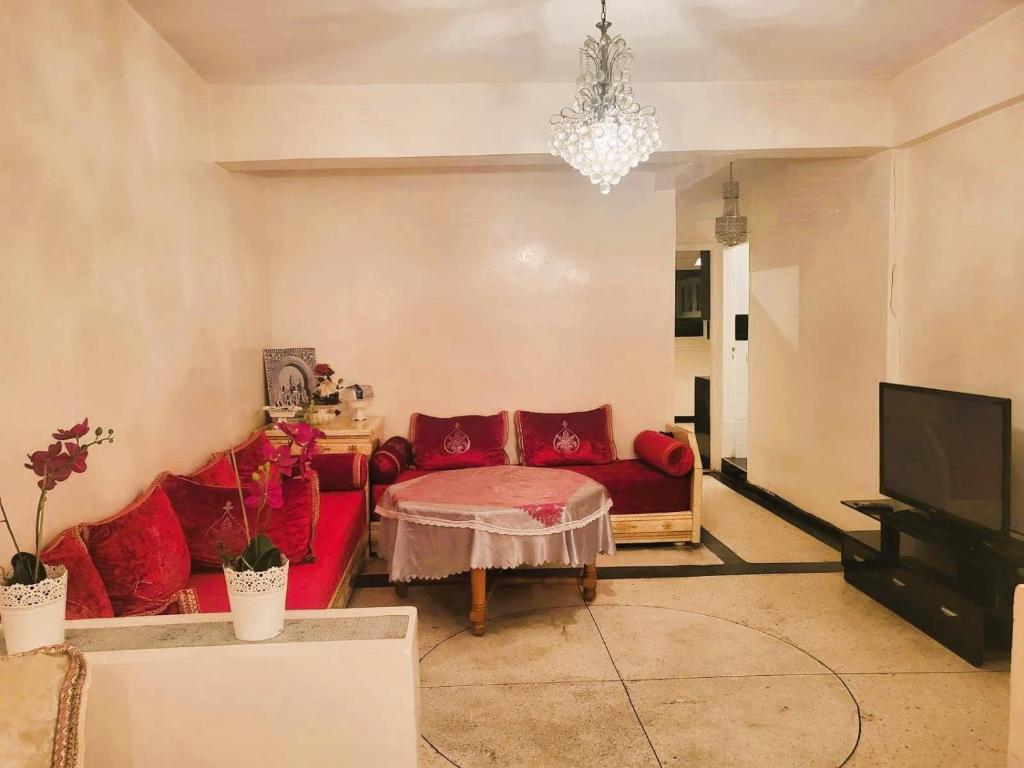 卡萨布兰卡Casablanca - City的客厅配有红色沙发和电视