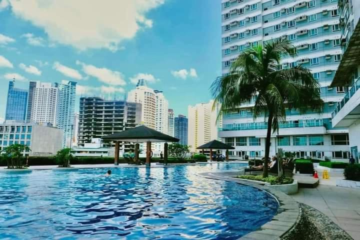 马尼拉GM Staycation的城市中心的大型游泳池
