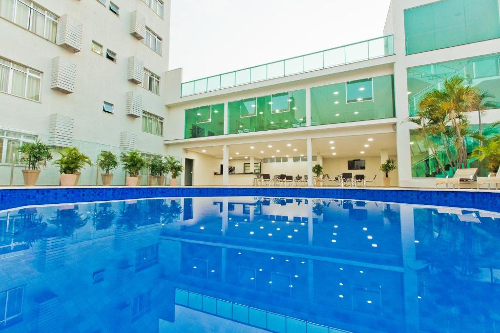 伊瓜苏彼得罗安杰洛酒店的大楼前的游泳池
