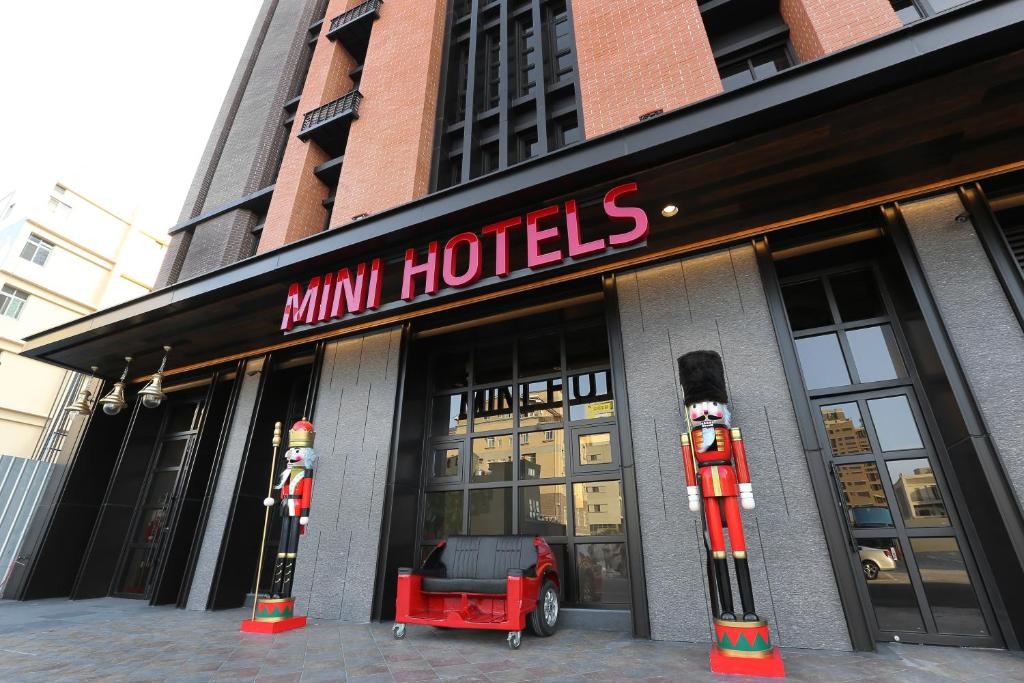 台中市MINI HOTELS(逢甲館)的前面有红车的mhm酒店大楼