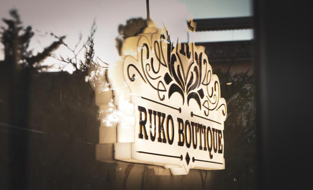 格勒姆Hotel Ruko Boutique的建筑一侧的 ⁇ 牛 ⁇ 