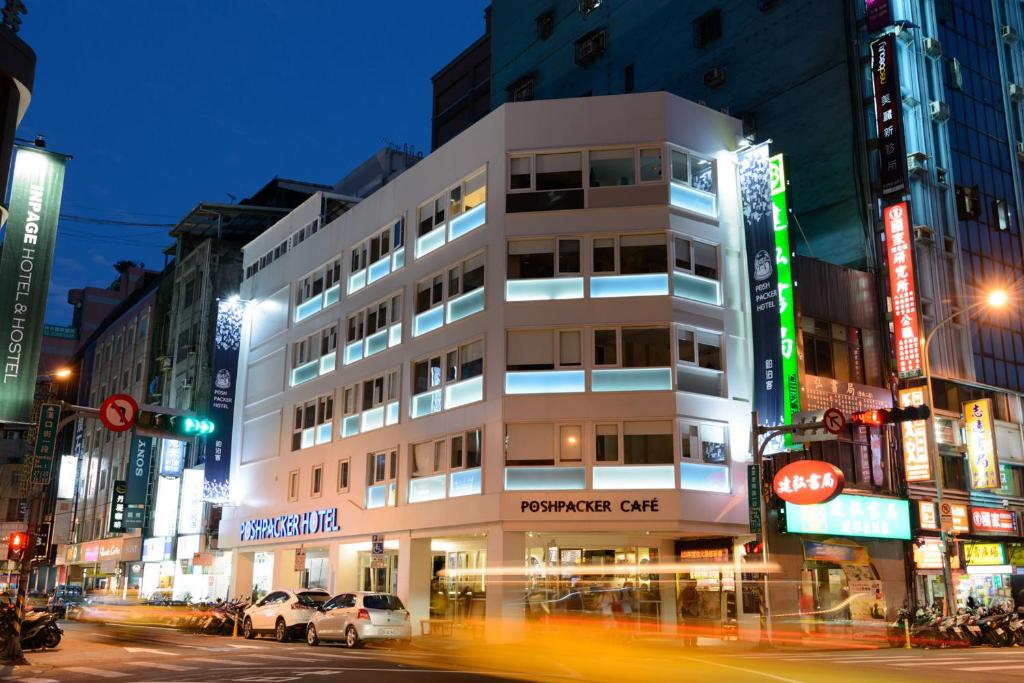 台北铂泊客旅店的夜幕降临的城市街道上的一座建筑