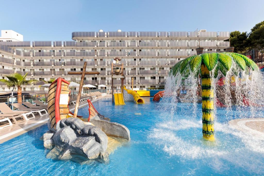 萨洛萨鲁卡普最佳酒店的一个带水上滑梯的水上公园的游泳池