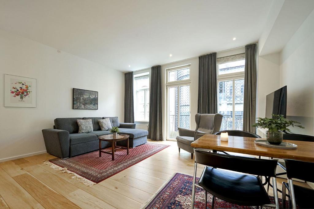 哥本哈根ApartmentInCopenhagen Apartment 1556的客厅配有沙发和桌子