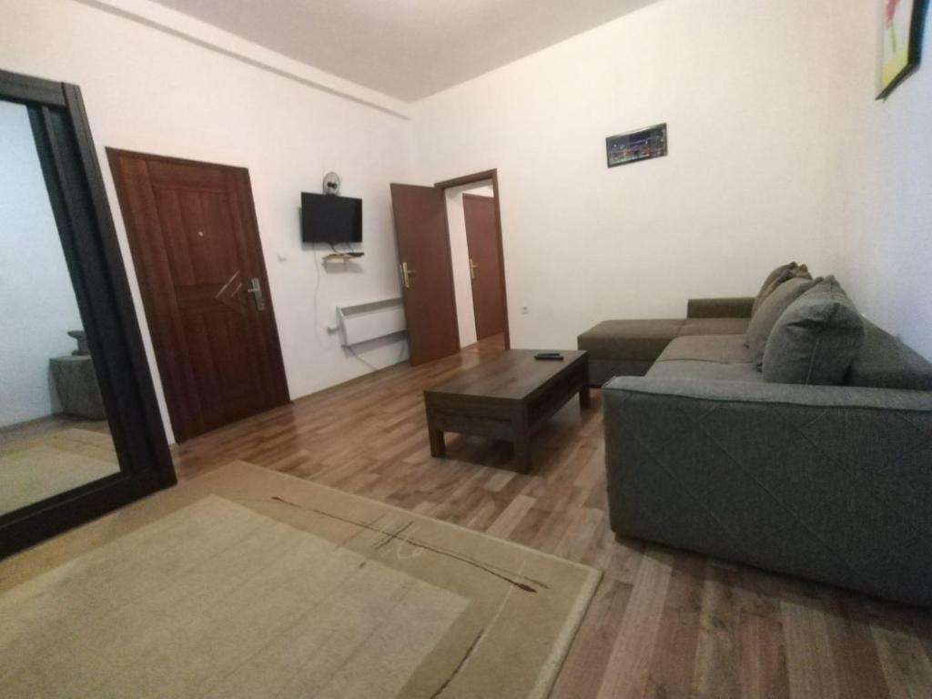采蒂涅Apartman Centar Cetinje的客厅配有沙发和桌子