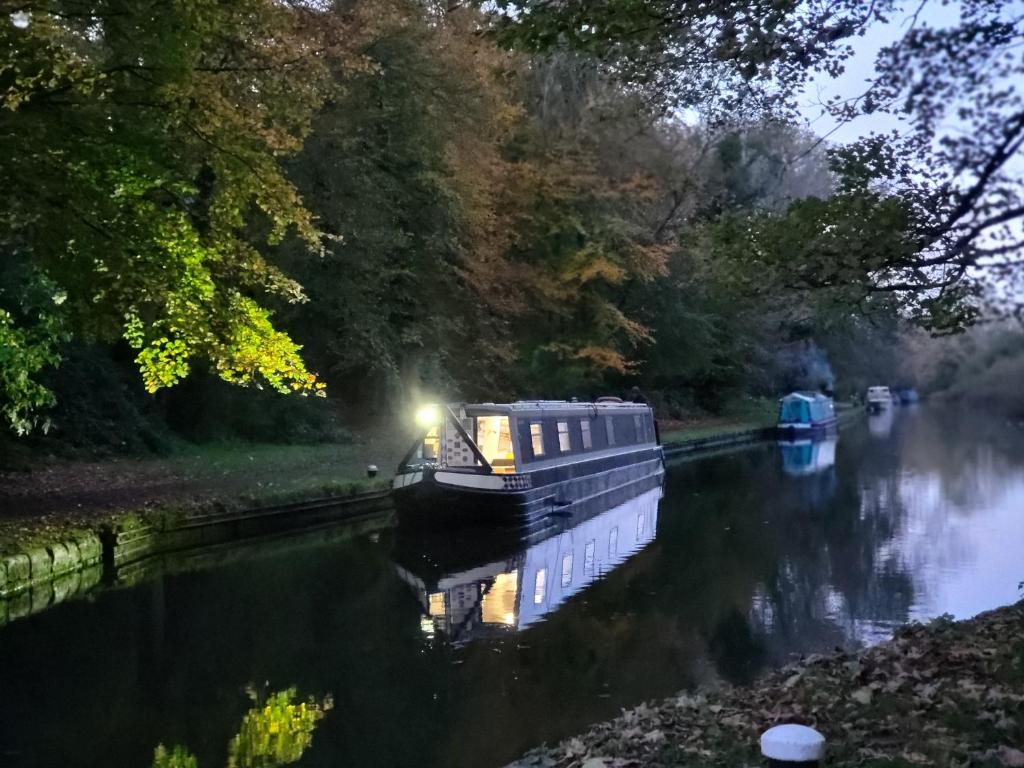 伦敦Comfy Canal Boat in Little Venice by Paddington for Family & Friends的船上的灯光