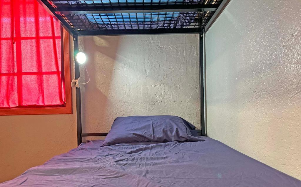Sin City Hostel客房内的一张或多张床位